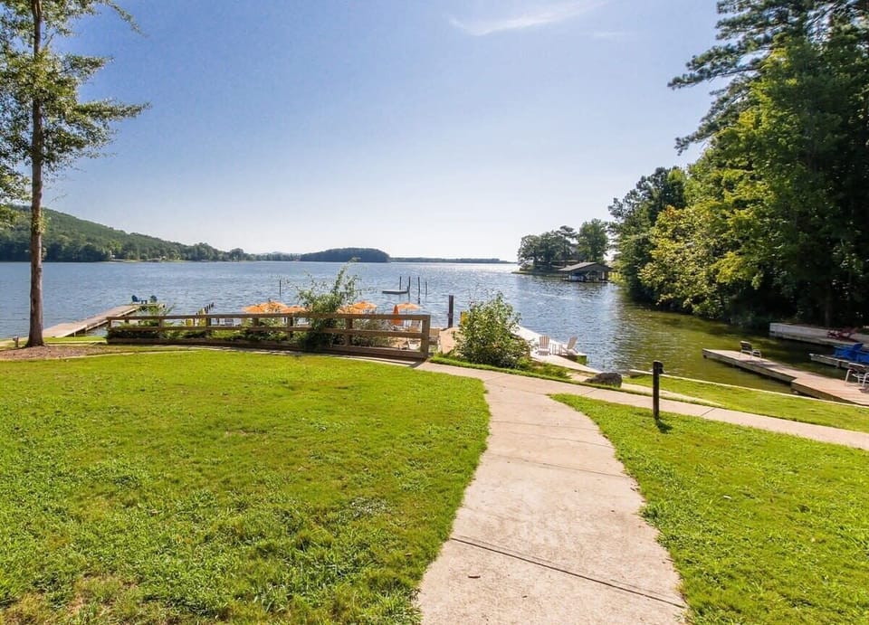 sidewalk down to water