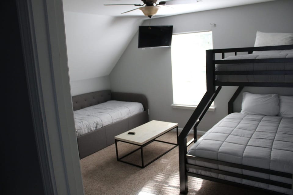 Twin bed w/twin trundle bed