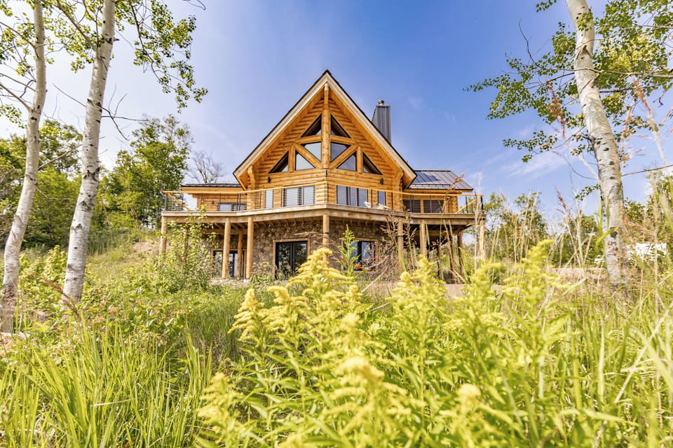 Beautiful newly built log home directly on Lake Superior