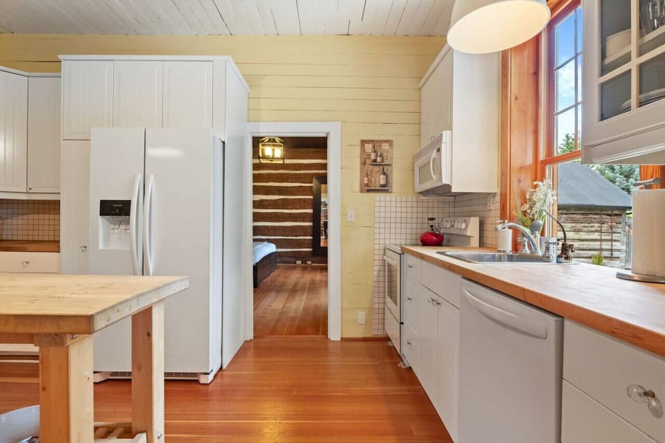 Full kitchen with a blender, crockpot/slow cooker, air fryer, panini press, electric grill, food processor, drip coffee machine, blender & kettle