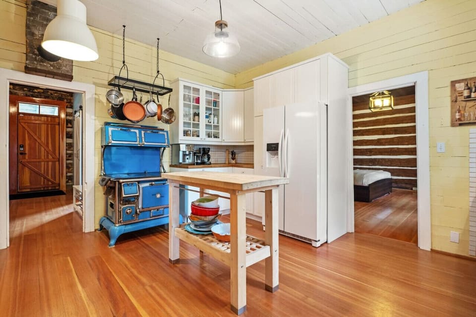 Full kitchen with a blender, crockpot/slow cooker, air fryer, panini press, electric grill, food processor, drip coffee machine, blender & kettle