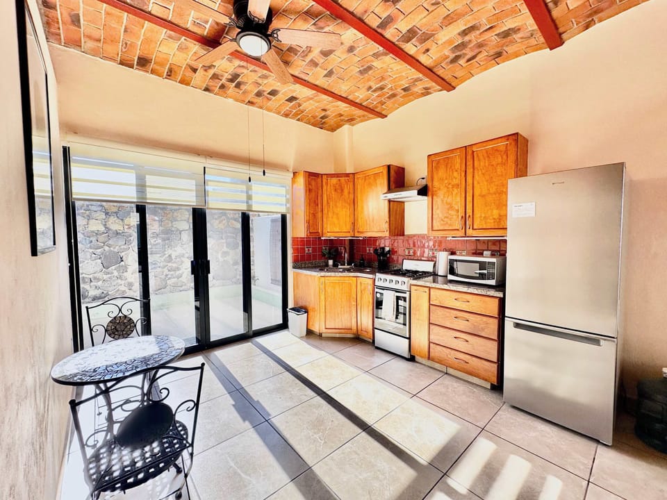Full kitchen 