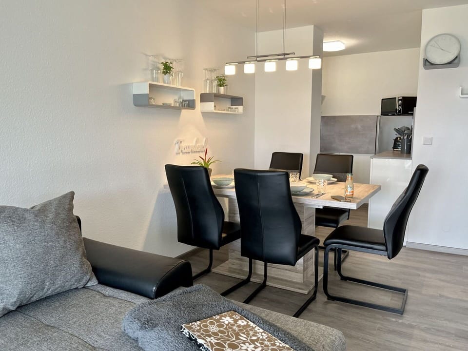 Table, Furniture, Property, Chair, Comfort, Wood, Plant, Interior Design, Lighting, Building