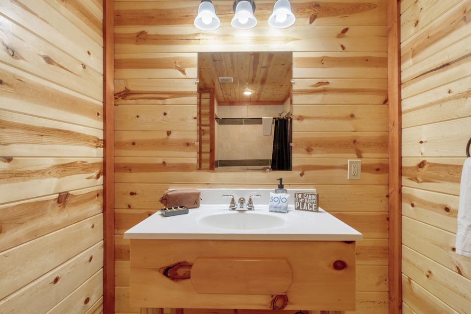 Bedroom 2's ensuite bathroom.