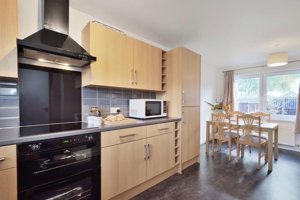 Kitchen / Diner
Seats 6