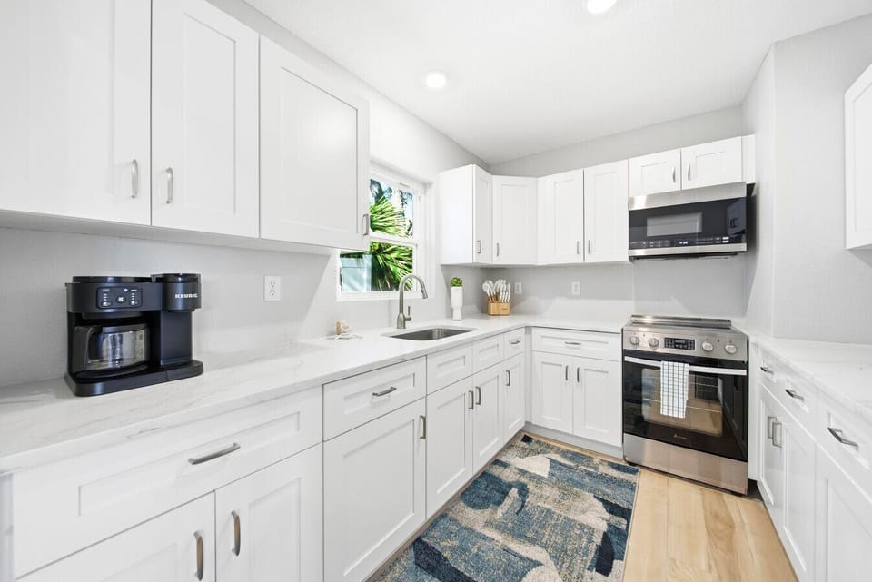 Full Kitchen, Keurig & Drip Coffee complementary
