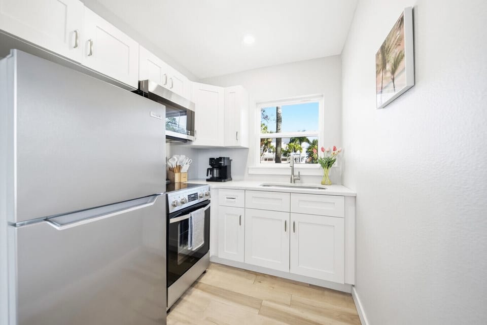 Full kitchen w/ oven, stove, fridge, freezer, and microwave