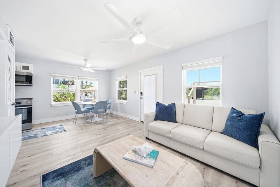 Tortuga, dining area with pool view