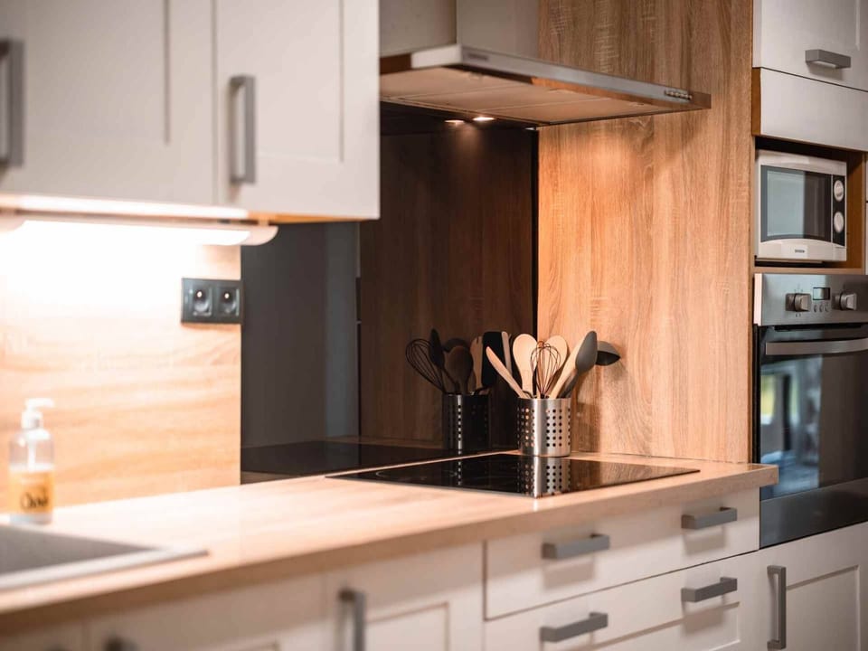 Fully-equipped 12m2 kitchen - Dishwasher - 2 Nespresso coffee makers + filter - Electric kettle - Toaster - Blender - Air conditioning/heating.