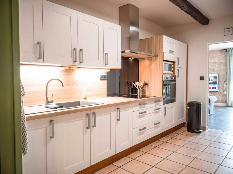 Fully-equipped 12m2 kitchen - Dishwasher - 2 Nespresso coffee makers + filter - Electric kettle - Toaster - Blender - Air conditioning/heating.