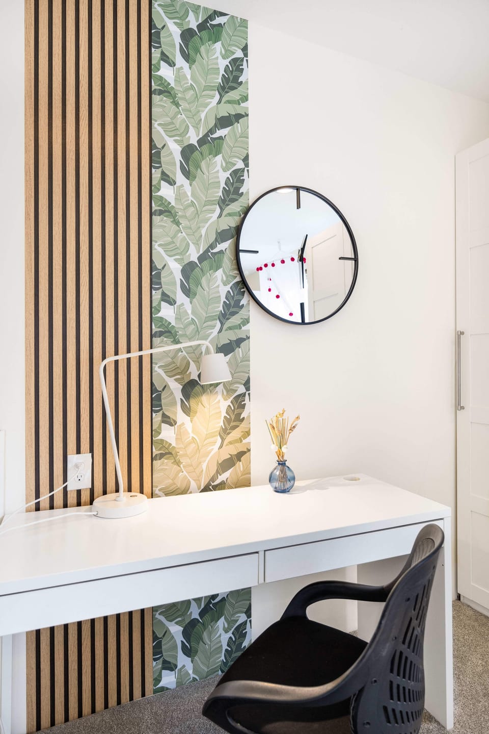 We also prepare an office desk if you need to work from home