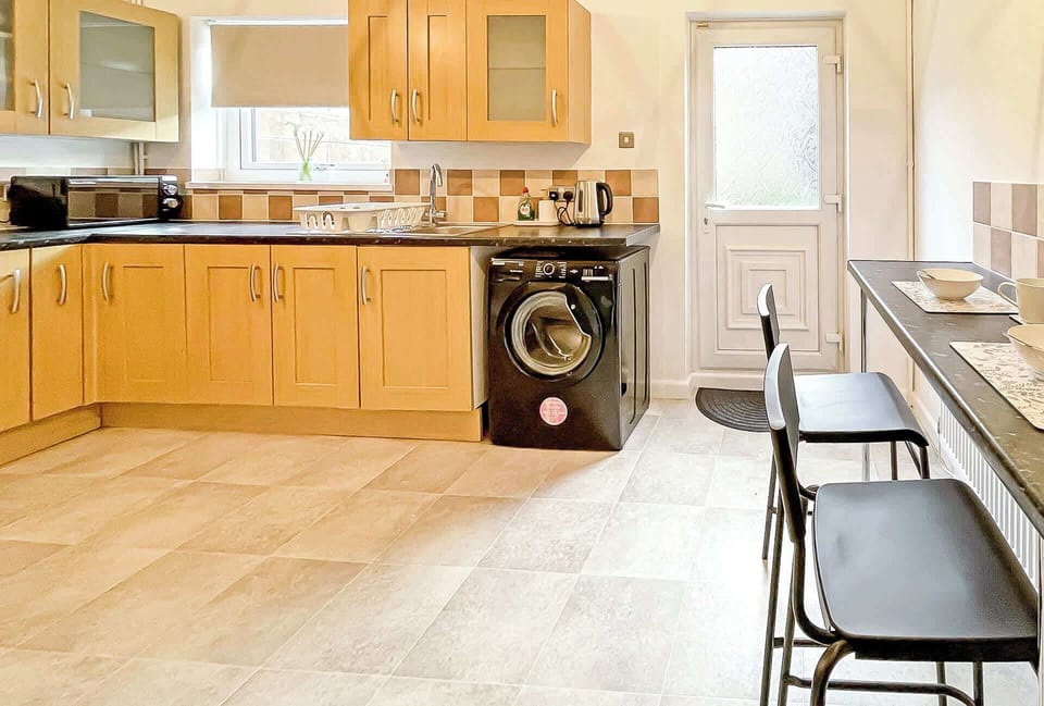 Kitchen with breakfast bar