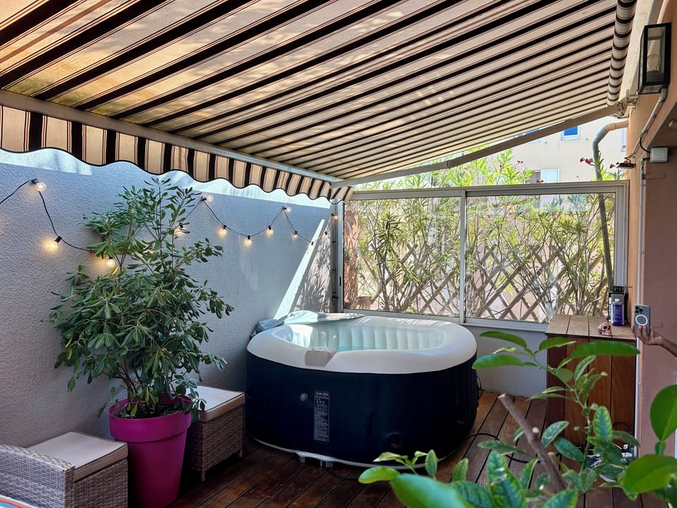 Indoor spa tub