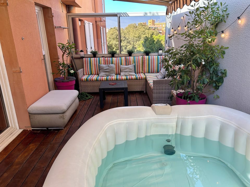 Outdoor spa tub