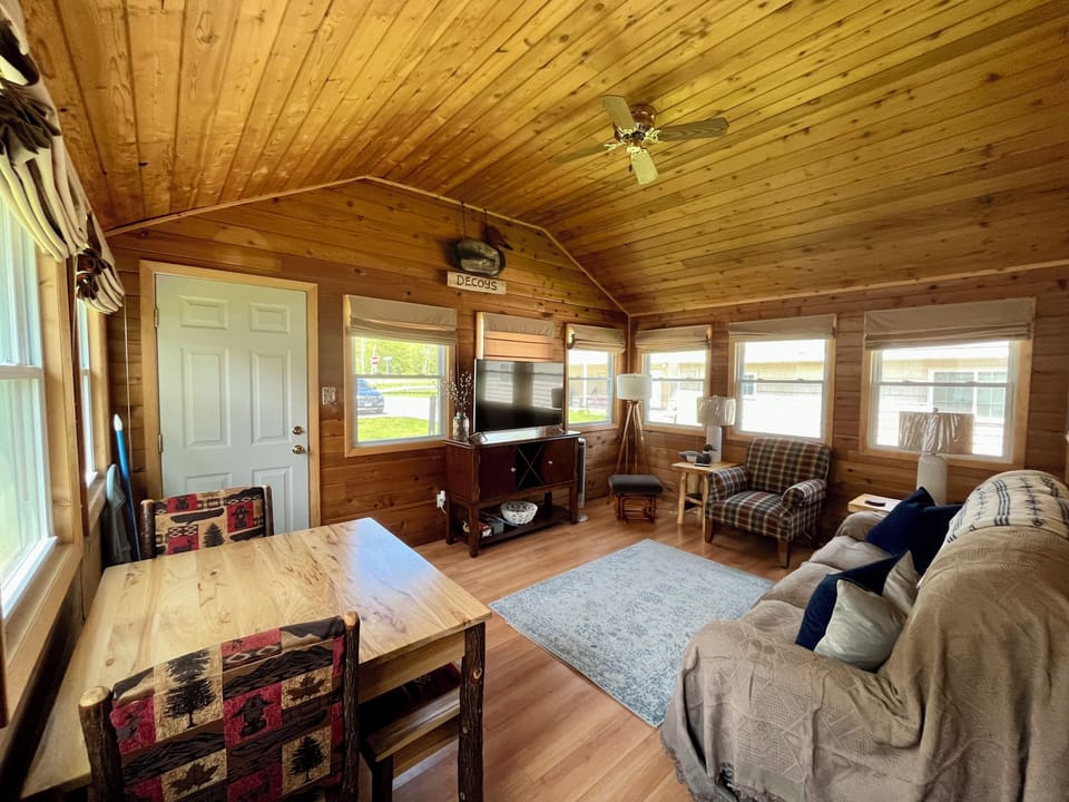 Sunroom, reclining sofa, dining area, smart tv and more!