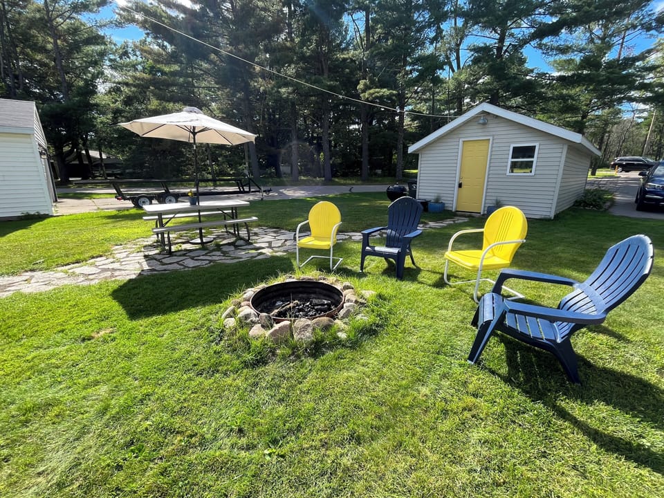 Picnic table, firepit and more in the yard!