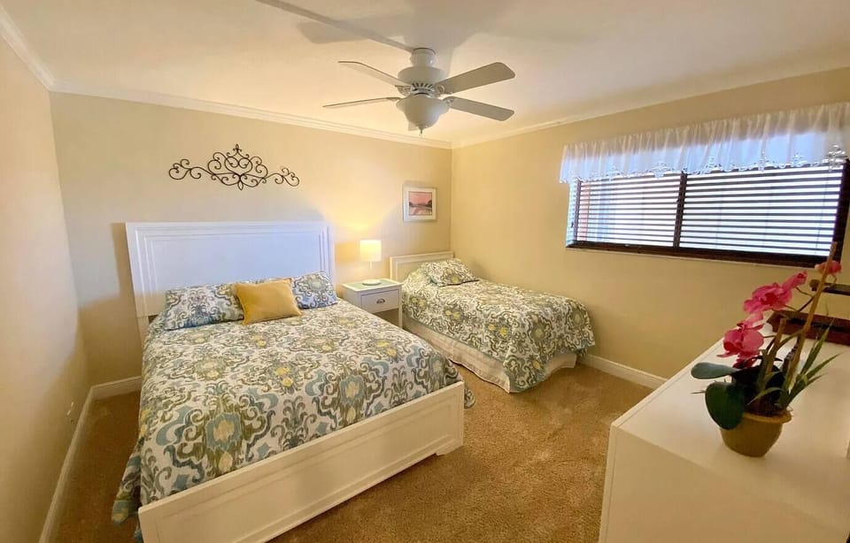 Unique queen plus twin size bed. Ideal to host, young families, visiting.