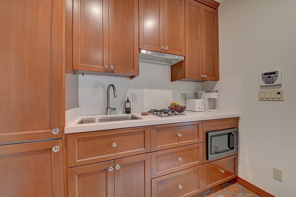 Incl. stovetop, fridge, freezer, microwave, pots, pans, utensils, keurig, etc