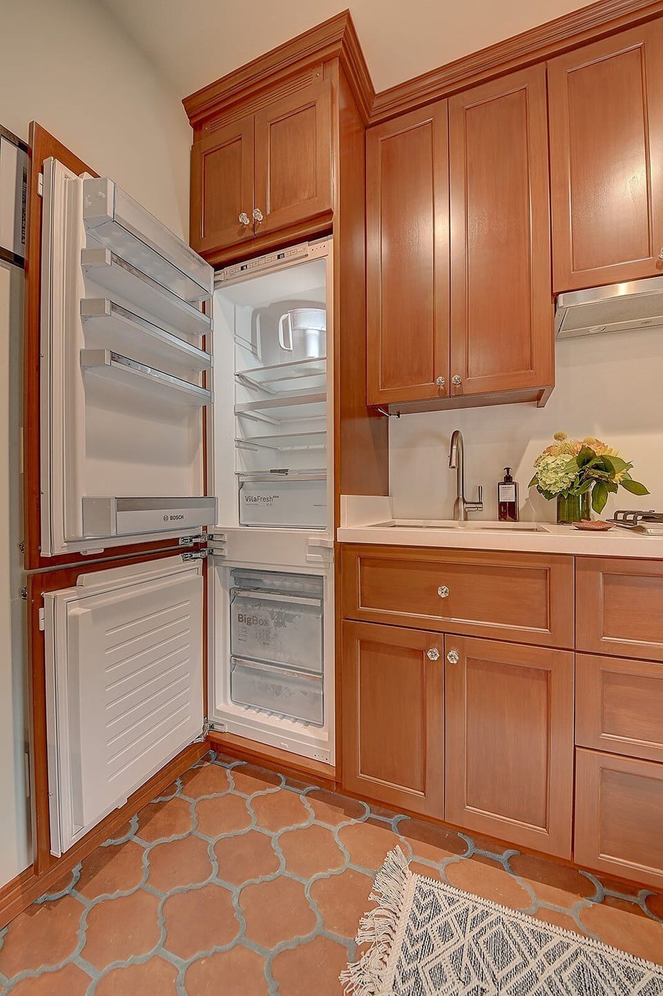 Incl. stovetop, fridge, freezer, microwave, pots, pans, utensils, keurig, etc