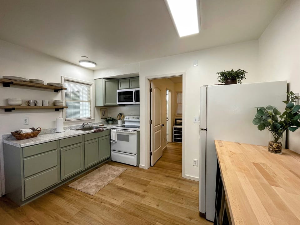 Kitchen/Dining Bar