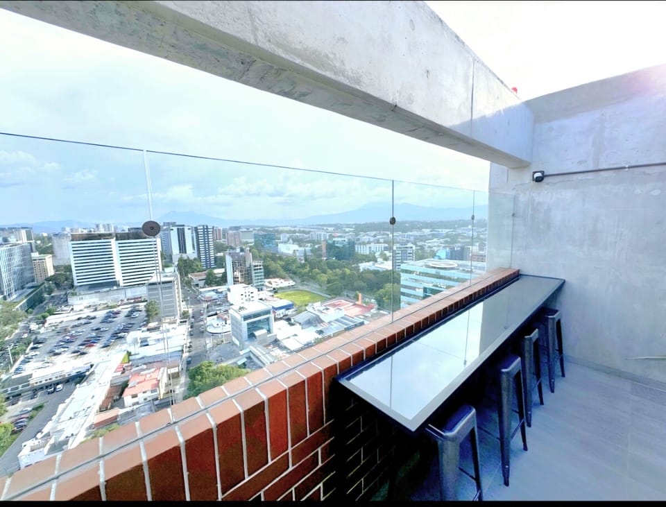 Área de SkyDeck para disfrutar de la vista con buena compañía y unos bocados.