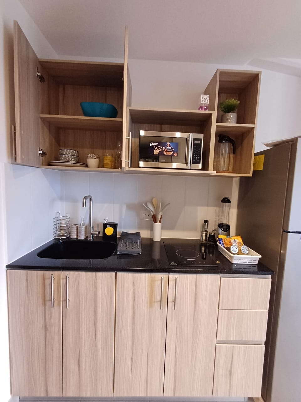 Cocina completamente equipada con todo lo necesario para una estadía larga.
