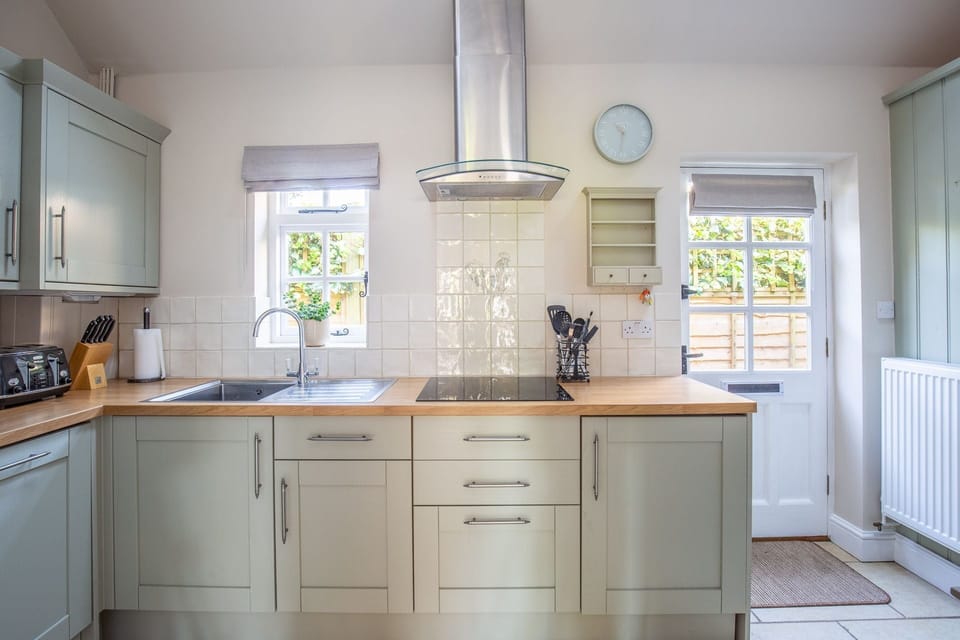 Enoch's Cottage Kitchen - StayCotswold