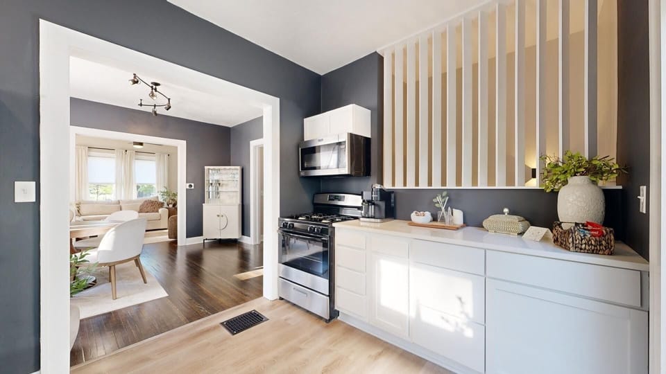 All new appliances in the kitchen, keurig, makes pot and kcup for coffee