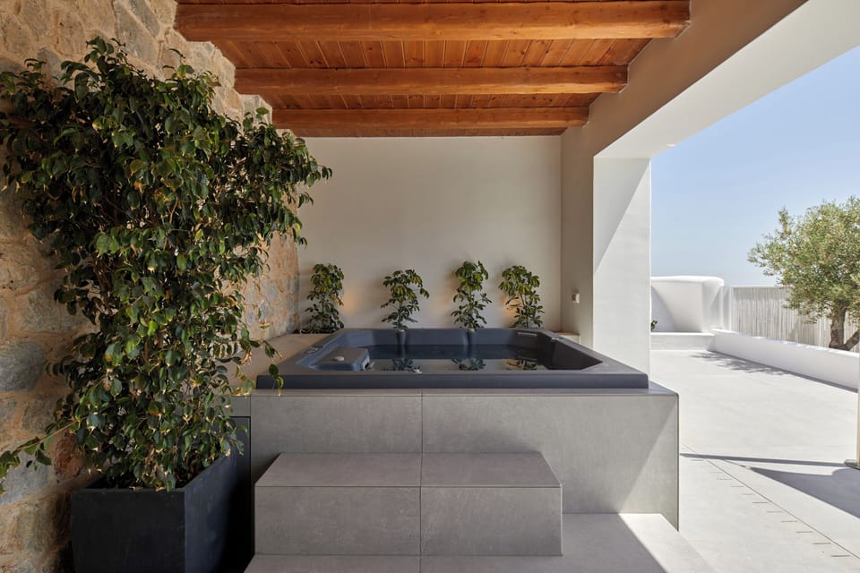 Outdoor spa tub
