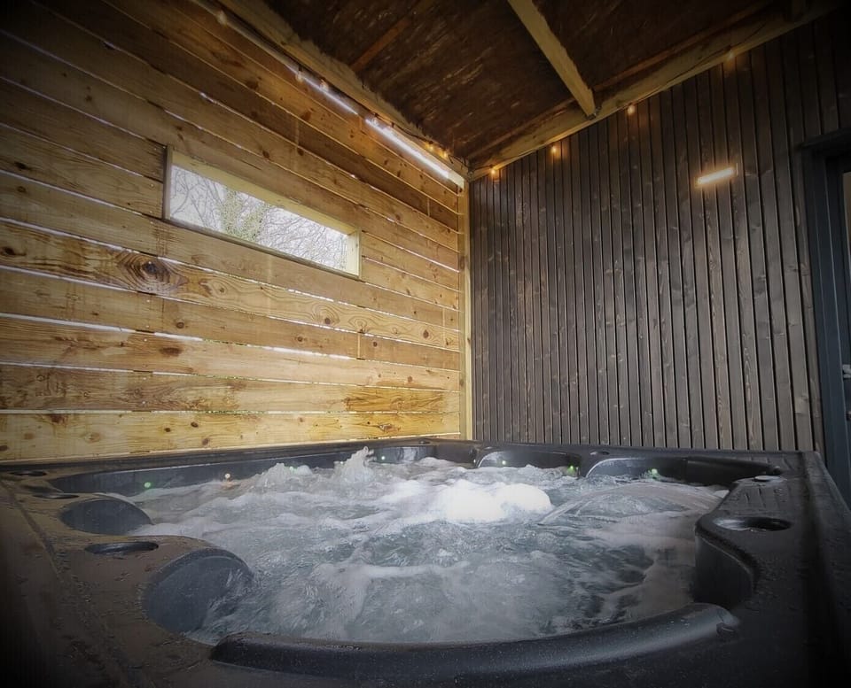 Indoor spa tub