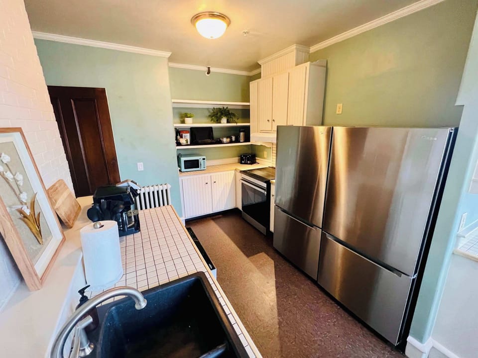 Kitchen w/2 refrigerators for large groups
