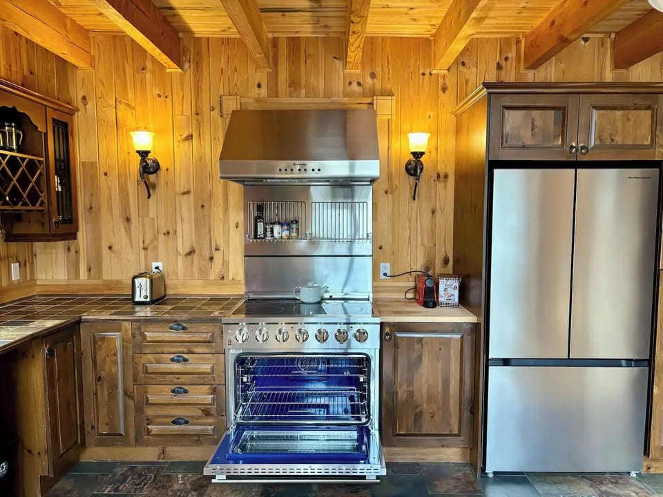 Full Kitchen with all the amenities to cook! 