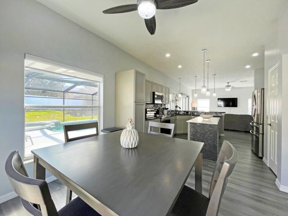 6-Breakfast Area.jpg