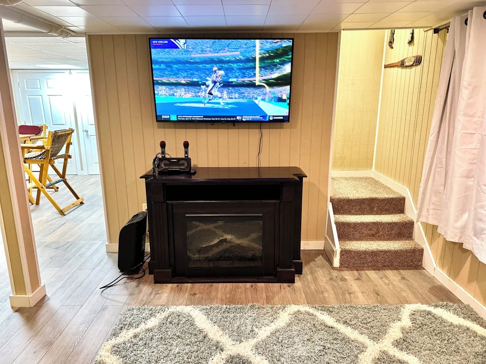 Media room | w/ 55" smart TV
