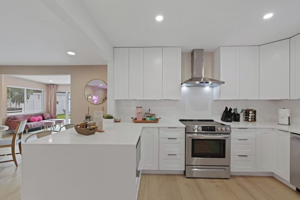 Craft family feasts in our fully stocked kitchen – a culinary haven equipped with all the essentials for your cooking adventures! 