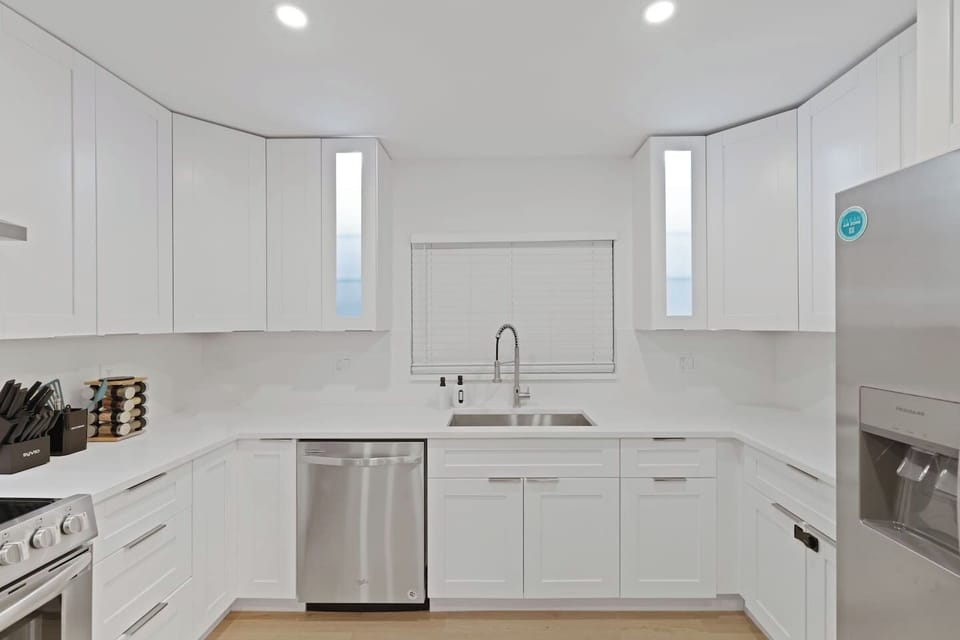 Hydration made easy with filtered water and hassle-free cleanup with the dishwasher – kitchen convenience at its finest! 
