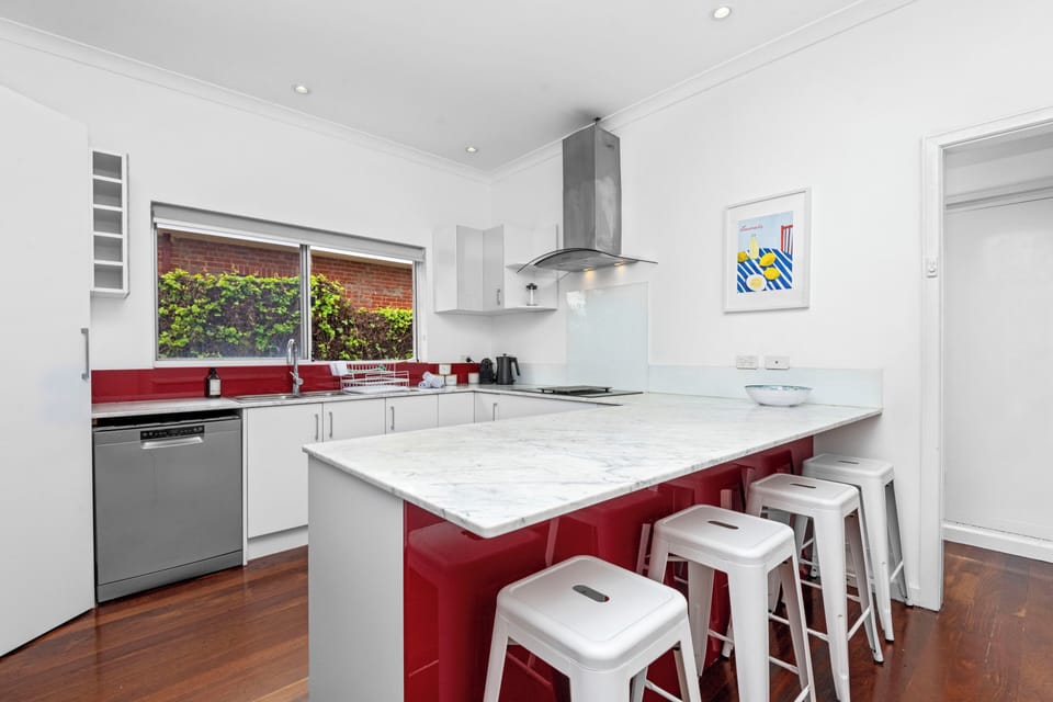 Ready for your creations! Enjoy cooking in this sleek and functional kitchen designed for ease and enjoyment.