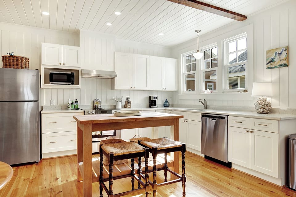 Kitchen with refrigerator, stove, microwave and dishwahser (1)