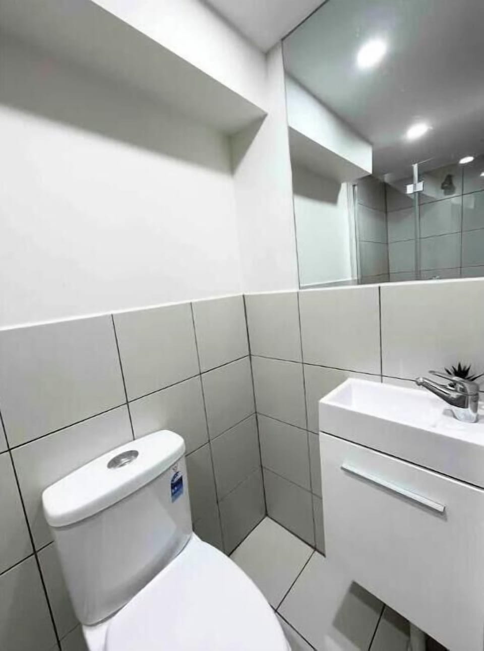 Vanity Sink * Mirror