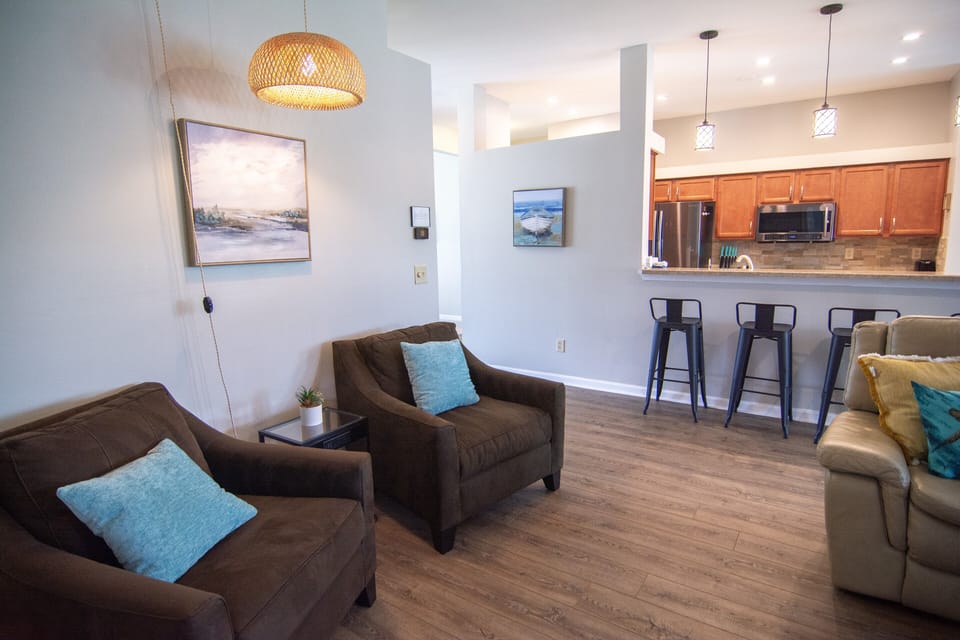 Family Gathering Room - Comfy and Cozy - Feel free to have a bite to eat.