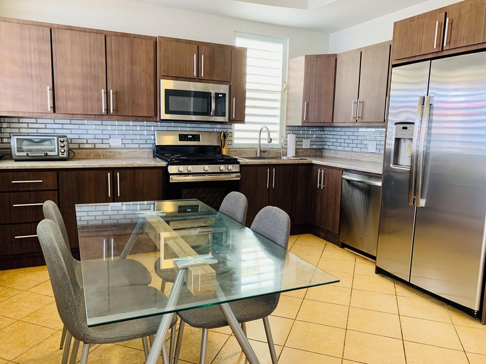 Open Kitchen and Dining Area (Casa Uno) 