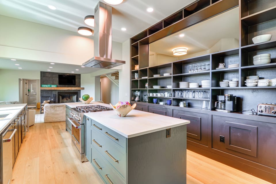 Kitchen | Central Air Conditioning/Heat | Free WiFi