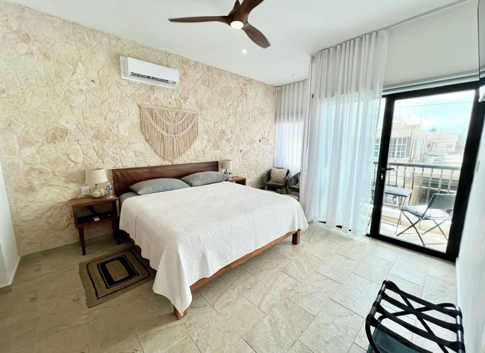 Largest king room faces Cancun