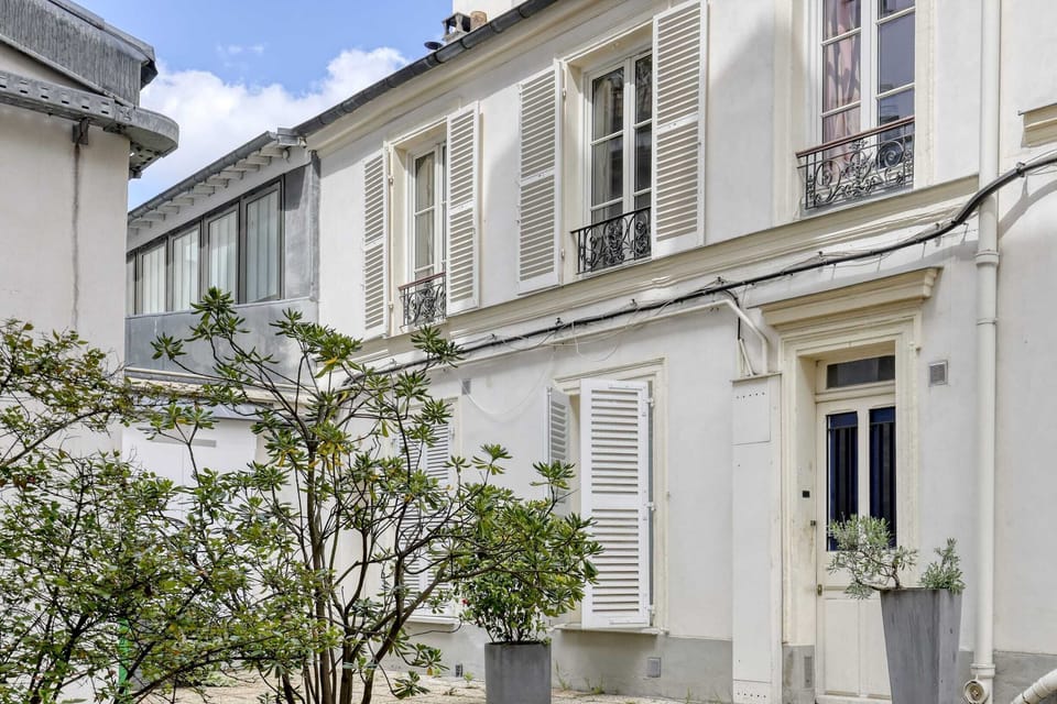 Facade - Courtyard