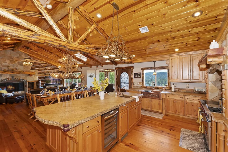 The island has the perfect space for eating breakfast and prepping your meals.