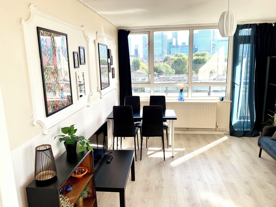 Living room with view, Netflix tv and wifi.