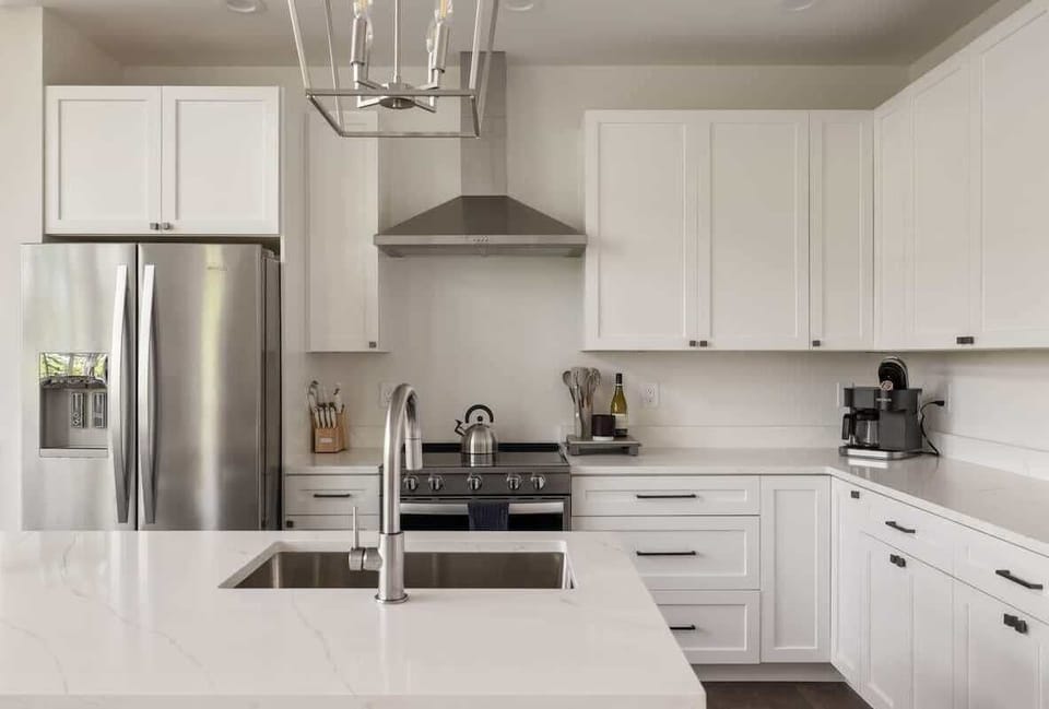 From Sunday breakfasts to evening charcuterie, this kitchen blends high-end style with total ease.
