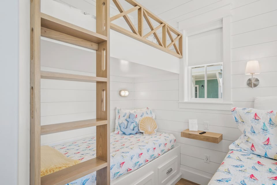 King with Built-in Twin/Twin Bunk Beds, 1st Floor