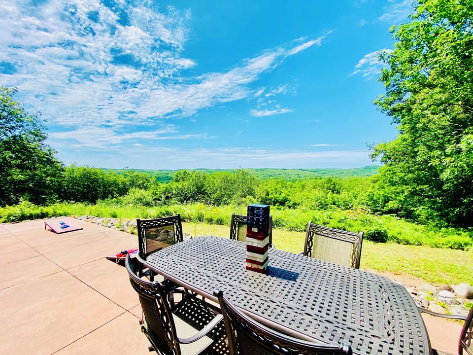 Outdoor Dining with Views of the valley for miles