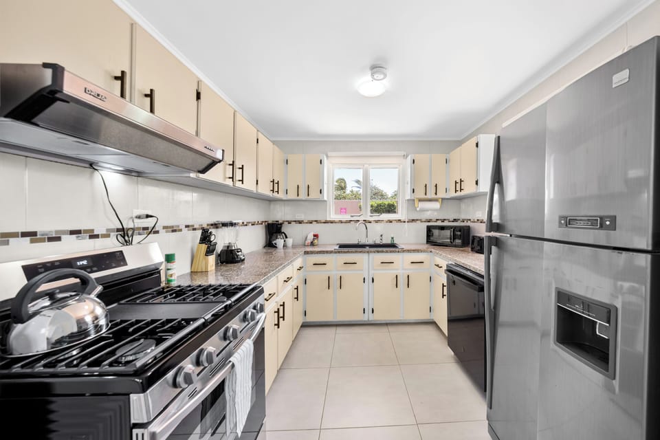 Prepare delicious meals with ease in fully equipped kitchen of the home in Noord Aruba - Kitchen perfect for making home cooked meals with loved ones - A functional layout and ergonomic design for ease of use with modern appliance